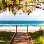 Beachfront Escape Broadbeach, 2 Bd, Pool , Sleeps 7