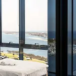 Breathtaking Ocean View Apt In Southport