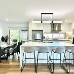 Kozyguru Mermaid Waters Charming 3 Bed Home Pool