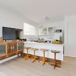 Coastal Getaway 2-Br Retreat In Palm Beach