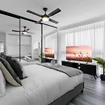 Beachfront Bliss 2Br 2Bath Ocean Views - Surfers