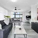 Beachfront Bliss 2Br 2Bath Ocean Views - Surfers