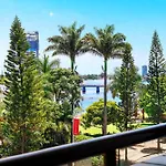 Circle On Cavill Canal Views Huge Apartment