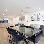 Circle On Cavill Canal Views Huge Apartment