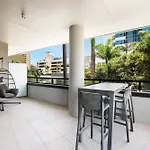 Circle On Cavill Canal Views Huge Apartment