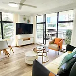 Beachside Apartment In The Heart Of Surfers Paradise - Free Parking