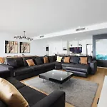 Circle On Cavil Subpenthouse 4Brm Lv52! Ocean View