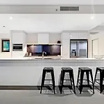 Circle On Cavill Sky High Ocean View Sub-Penthouses - Self Contained & Privately Managed - Wow Stay