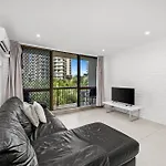 Surfers Paradise- Meters From The Beach!
