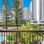 Surfers Paradise- Meters From The Beach!