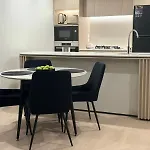 Luxe Apartment On The Broadwater