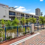 Modern 1-Br Retreat With Pool In Heart Of The Gc