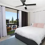 Modern 1-Br Retreat With Pool In Heart Of The Gc