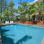 Modern 1-Br Retreat With Pool In Heart Of The Gc