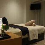 Broadbeach Stunner Modern And Central