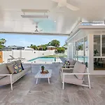 Family Retreat In Burleigh