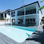 Surfers Paradise Waterfront Holiday Home - Private Pool And Dock