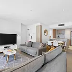 \'Beachside Glow\' Gleaming Getaway On The Gold Coast