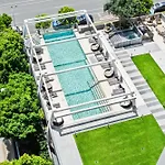 \'Beachside Glow\' Gleaming Getaway On The Gold Coast