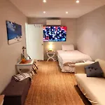 Gold Coast 6 Bedroom House With Pool
