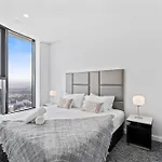 Gorgeous Oceanview 2B2B Beachfront Apartment In Surfers