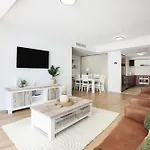 Chevron Big Family 3Brm, 3 Pools, Gym, Sauna, Spa.