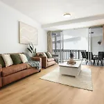 Chevron Big Family 3Brm, 3 Pools, Gym, Sauna, Spa.