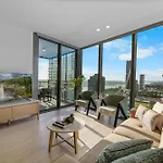 The Vista Coastline View 2Br Unit In Signature Broadbeach With Parking And Pool