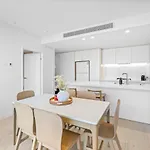 The Vista Coastline View 2Br Unit In Signature Broadbeach With Parking And Pool