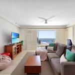Surfers Paradise Escape With Premium Amenities