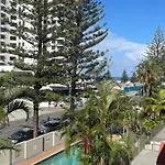 Surfers Paradise- Meters From The Beach!