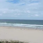 President Holiday Apartments - Absolute Beachfront