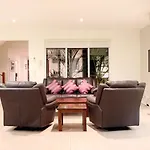 Spacious House In Heart Of Surfers Paradise