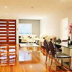 Spacious House In Heart Of Surfers Paradise