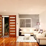 Spacious House In Heart Of Surfers Paradise