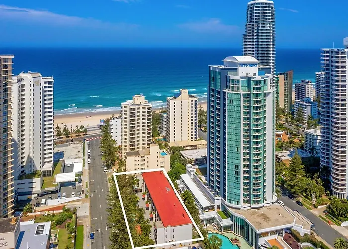 Surfers Paradise- Meters From The Beach!
