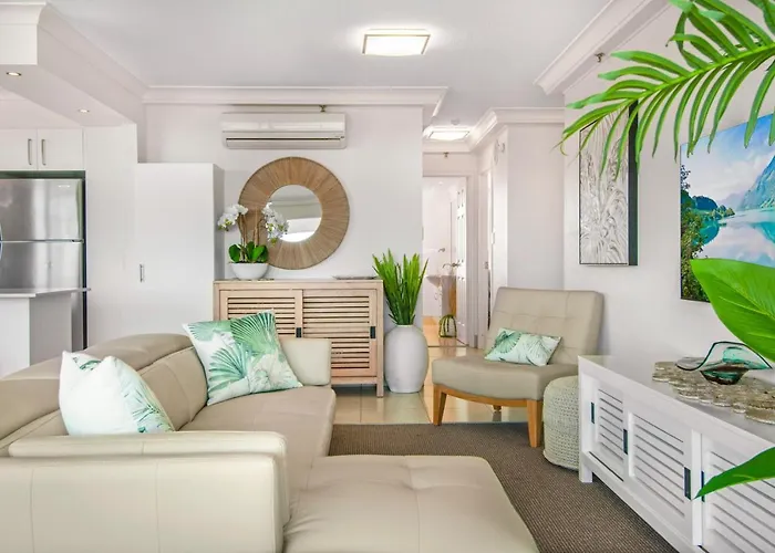 Glamorous Unit With Pools, Balcony & Ocean Vistas