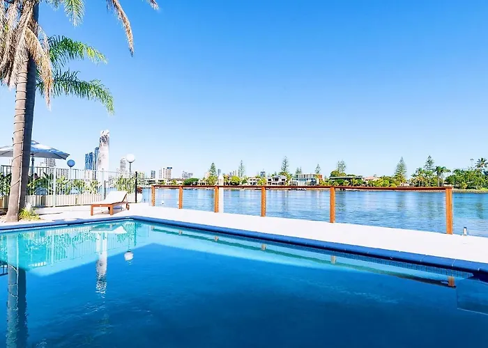 Surfers Paradise Unique 7-Bedrooms Waterfront Holiday Home