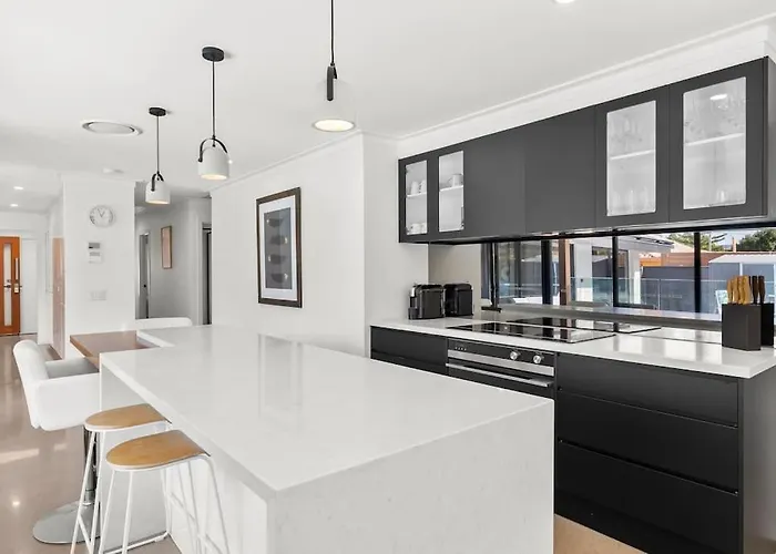 Ultra Modern & Relaxing Inner City 4Bed House - With A Private Pool - 10Mins Walk To Beach