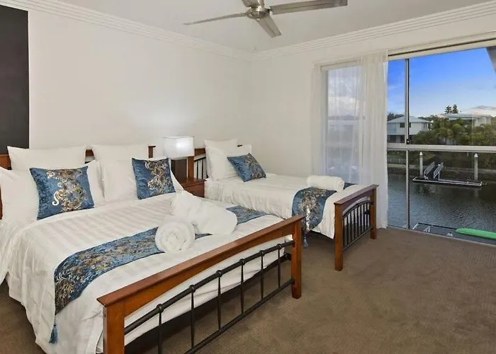 Luxury Waterfront House Close To Theme Parks And Shops