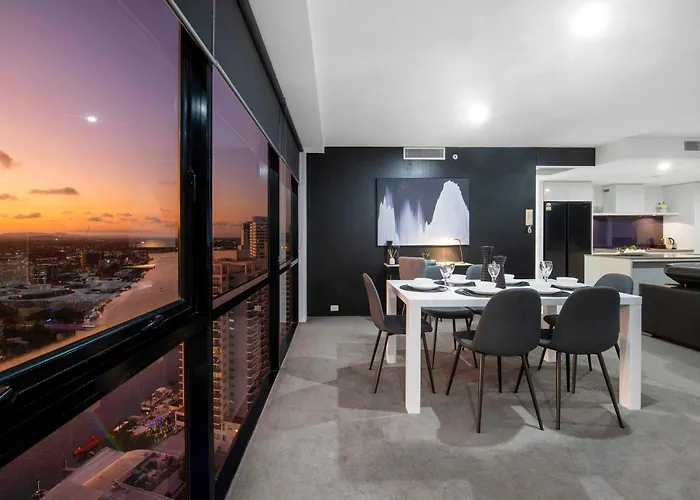 Three Bedroom Ocean View Apartments At Circle On Cavill - One Free Parking! - Self Contained & Privately Managed - Wow Stay