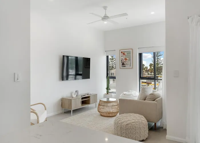 2 Bed Ocean View Apt, Parking, Wifi! 250M To Beach