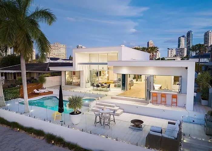 Capri Executive Waterfront Home - 5 Bedrooms - Heated Pool And Spa