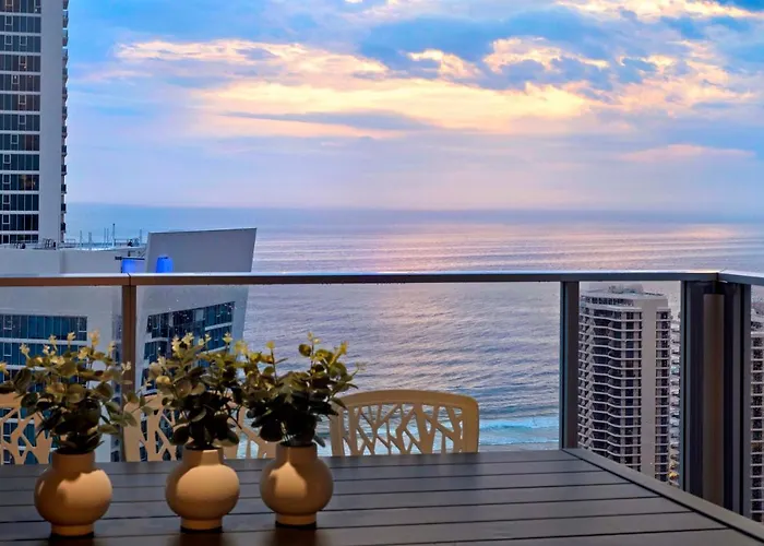 Ocean View Apartments With Balcony - Circle On Cavill - Central Location! - Self Contained & Privately Managed
