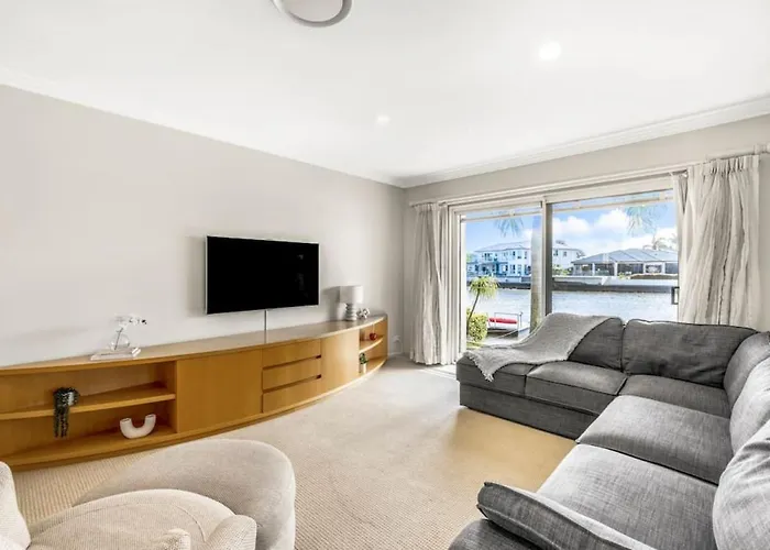 Villa By The Canal - Runaway Bay