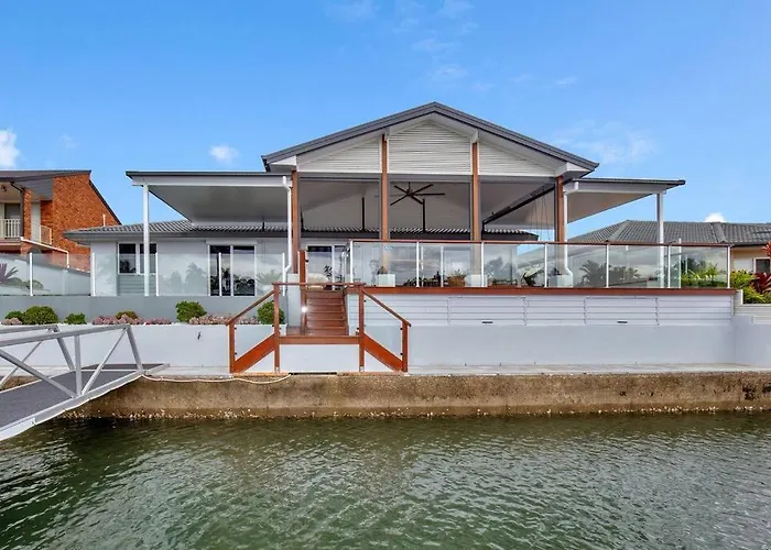 Stunning 4Br House With Pool & Waterfront View