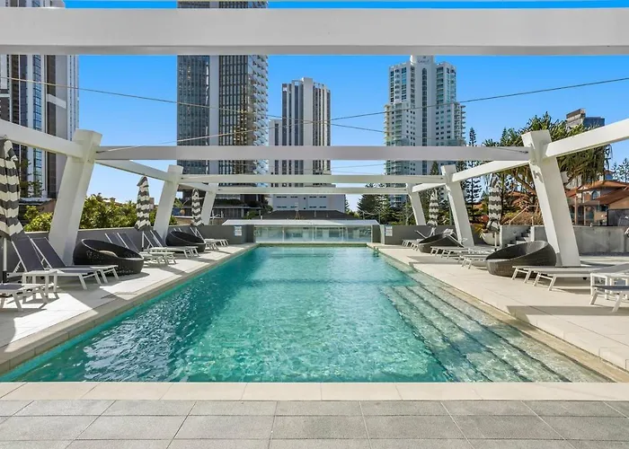 \'Beachside Glow\' Gleaming Getaway On The Gold Coast