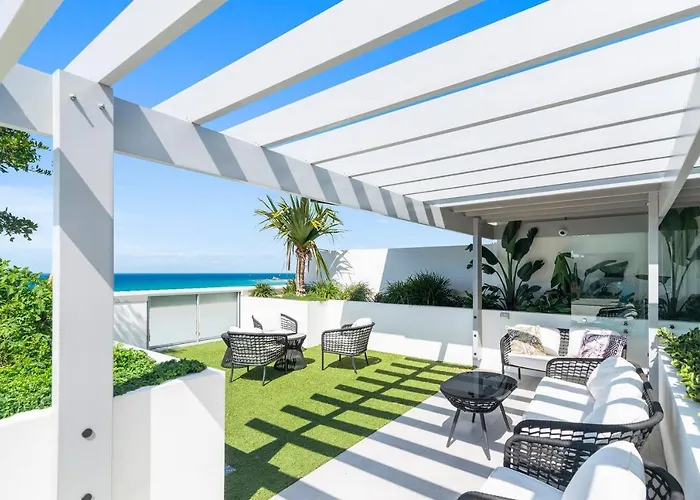 \'Tropical Tides\' Resort-Style Chic At Palm Beach