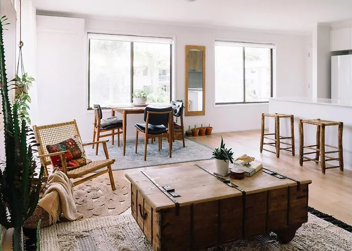 Breezy Bohemian Abode - Minutes From Burleigh Beach