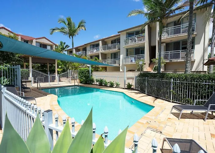 Hola Kirra - Ocean Blue Beachfront Oasis With Balcony
